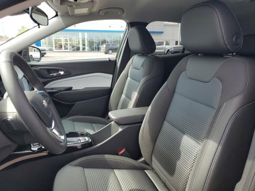 Mosaic Black Metallic 2026 Chevrolet Trax LT