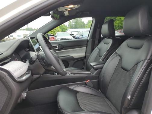 Bright White Clearcoat 2024 Jeep Compass Latitude