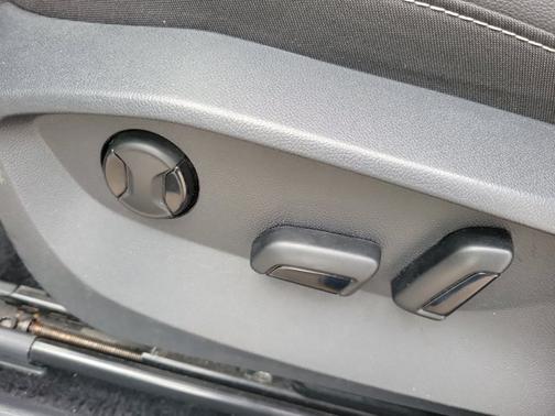 White 2024 Volkswagen Taos SE