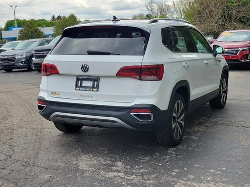 White 2024 Volkswagen Taos SE