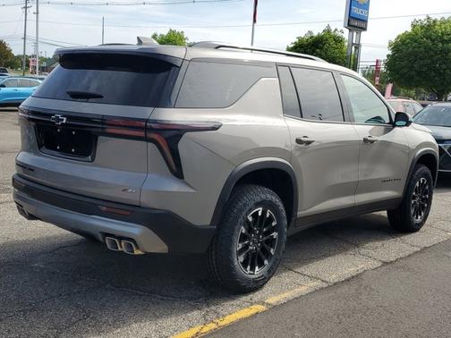 Sandstone Gray 2026 Chevrolet Traverse AWD Z71