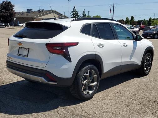 Summit White 2024 Chevrolet Trax LT