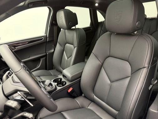 Jet Black Metallic 2026 Porsche Macan Macan