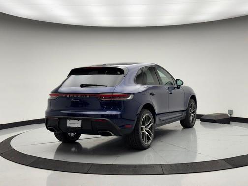 Gentian Blue Metallic 2026 Porsche Macan Macan