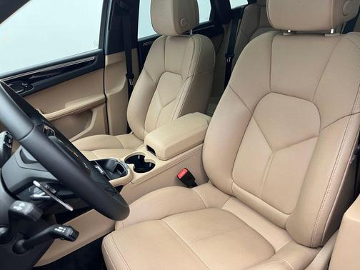 Carrara White 2026 Porsche Macan Macan