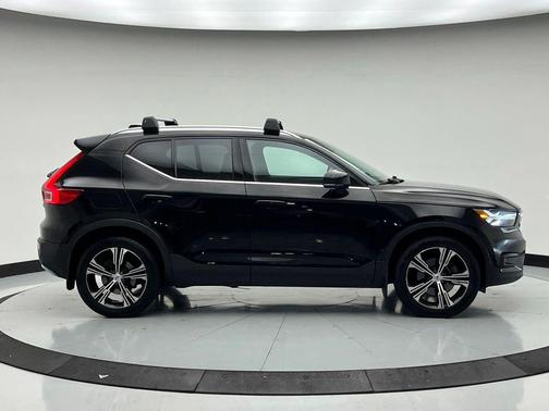 Black 2022 Volvo XC40 T5 Inscription