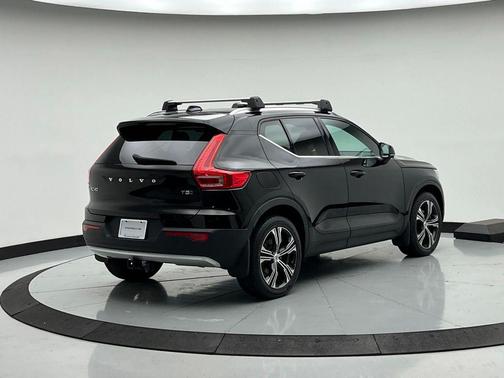 Black 2022 Volvo XC40 T5 Inscription