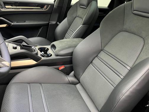 2025 Porsche Cayenne GTS