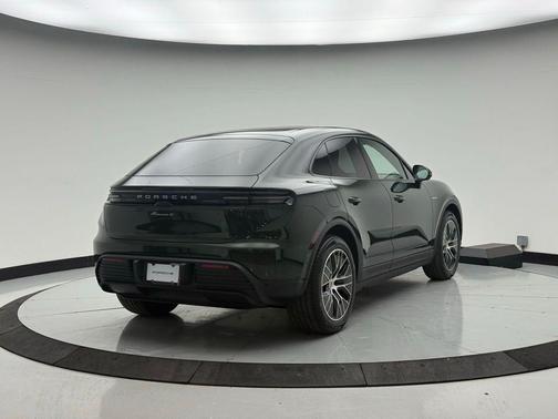 2026 Porsche Macan 4