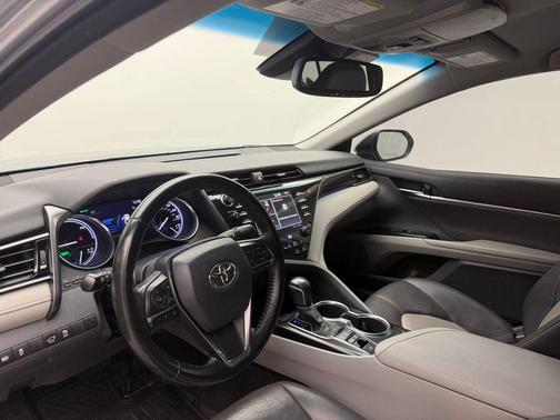 2020 Toyota Camry Hybrid XLE