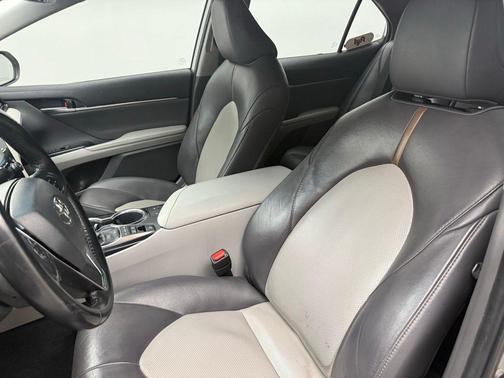 2020 Toyota Camry Hybrid XLE