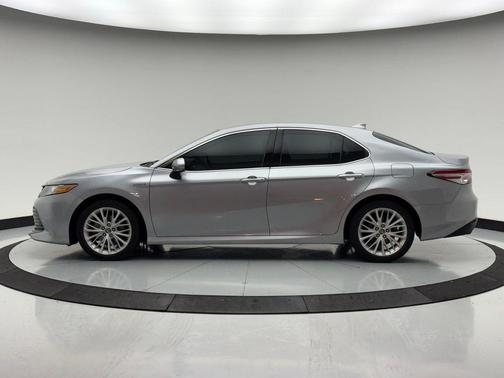 2020 Toyota Camry Hybrid XLE