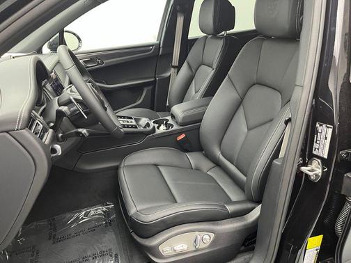 Jet Black Metallic 2026 Porsche Macan Macan GTS