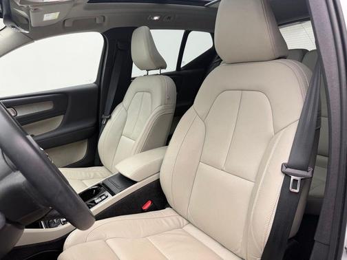 Crystal White Metallic 2024 Volvo XC40 B5 Ultimate Dark Theme