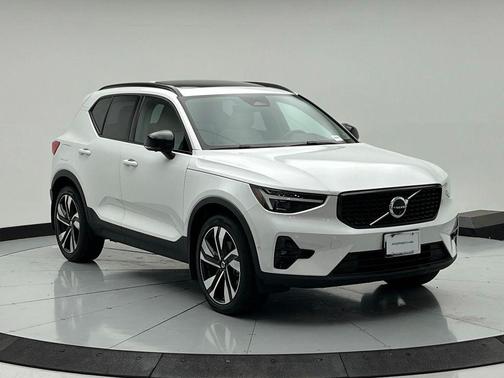 Crystal White Metallic 2024 Volvo XC40 B5 Ultimate Dark Theme