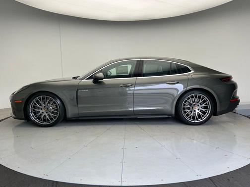 Aventurine Green Metallic 2026 Porsche Panamera 4 E-Hybrid