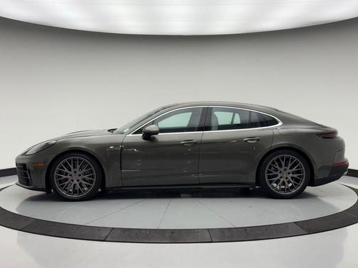 Aventurine Green Metallic 2026 Porsche Panamera 4 E-Hybrid