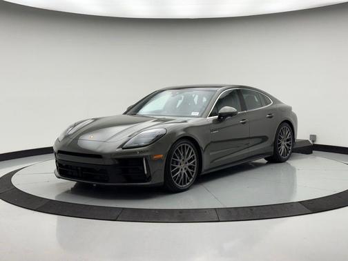Aventurine Green Metallic 2026 Porsche Panamera 4 E-Hybrid