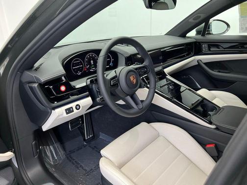 Aventurine Green Metallic 2026 Porsche Panamera 4 E-Hybrid