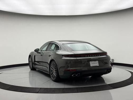 Aventurine Green Metallic 2026 Porsche Panamera 4 E-Hybrid