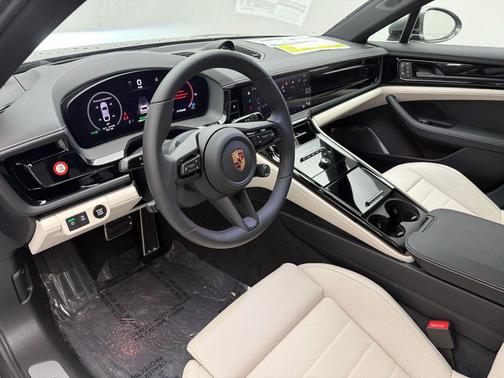 Aventurine Green Metallic 2026 Porsche Panamera 4 E-Hybrid