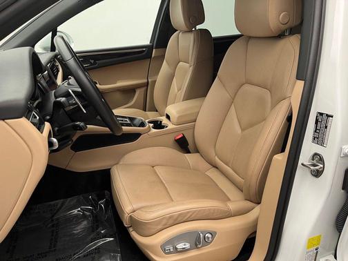 White 2024 Porsche Macan Macan