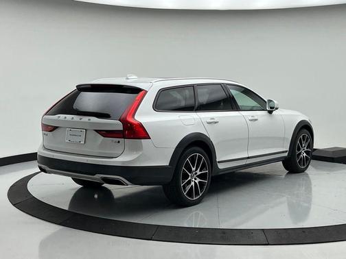 2020 Volvo V90 Cross Country T6
