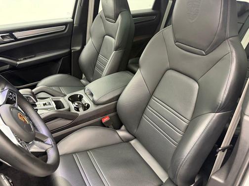 2023 Porsche Cayenne Platinum Edition
