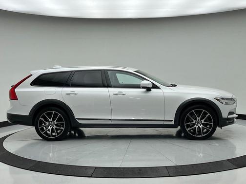 2020 Volvo V90 Cross Country T6