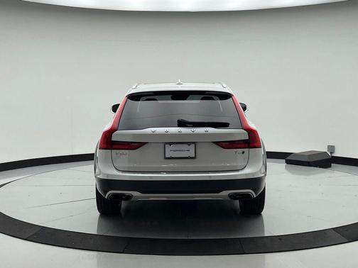 2020 Volvo V90 Cross Country T6