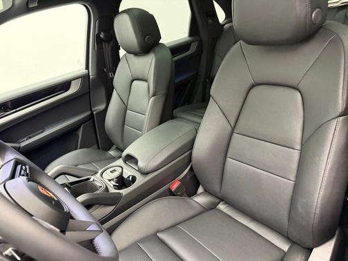 Chromite Black Metallic 2026 Porsche Cayenne Cayenne
