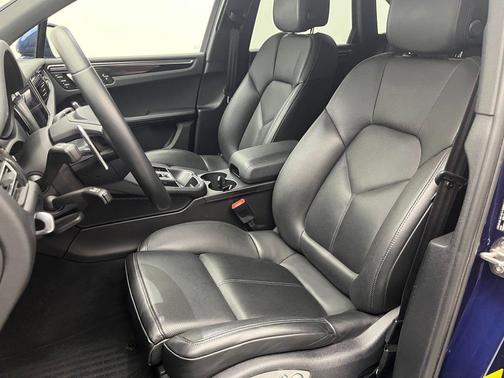 Blue 2022 Porsche Macan Macan