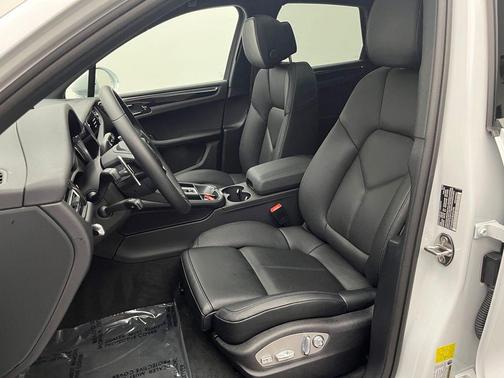 Carrara White 2025 Porsche Macan Macan