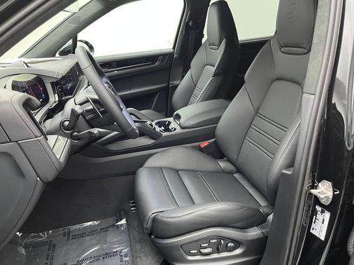 Chromite Black Metallic 2026 Porsche Cayenne GTS