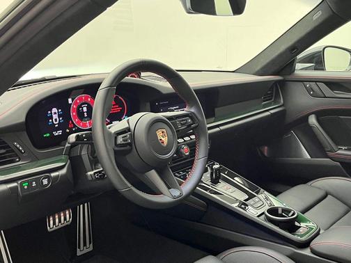 2026 Porsche 911 Carrera 4 GTS