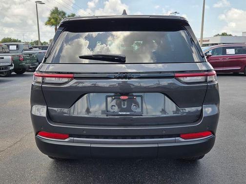 Metallic 2026 Jeep Grand Cherokee Laredo