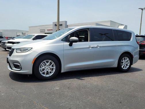 2023 Chrysler Pacifica Touring-L