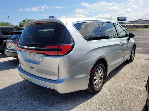 2023 Chrysler Pacifica Touring-L
