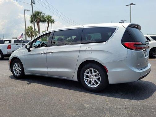 2023 Chrysler Pacifica Touring-L