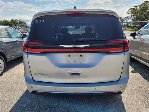 2023 Chrysler Pacifica Touring-L