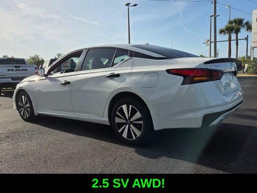 White 2022 Nissan Altima 2.5 SV