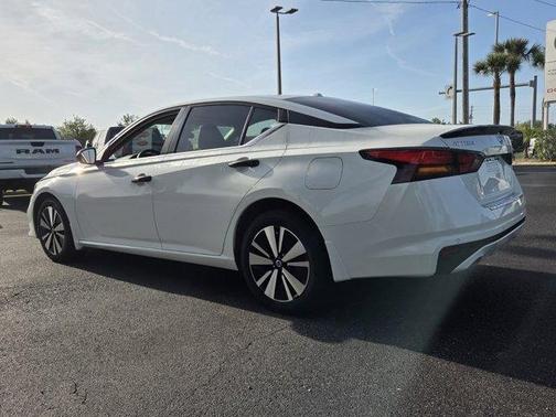 White 2022 Nissan Altima 2.5 SV