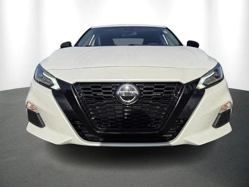 White 2022 Nissan Altima 2.5 SV