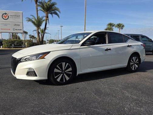 White 2022 Nissan Altima 2.5 SV