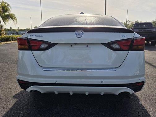 White 2022 Nissan Altima 2.5 SV