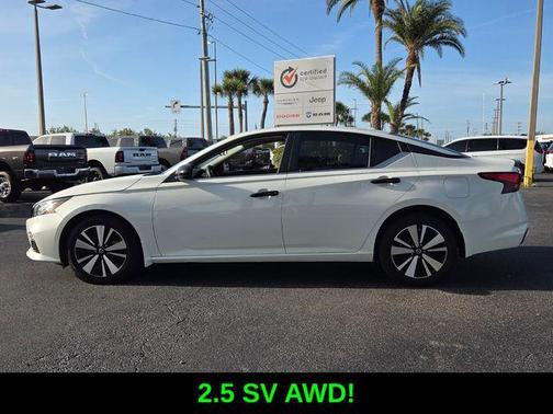 White 2022 Nissan Altima 2.5 SV