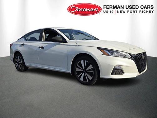 White 2022 Nissan Altima 2.5 SV