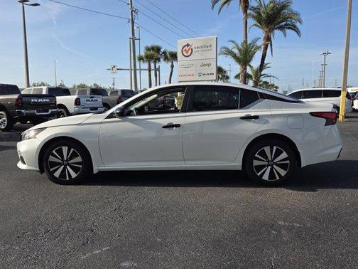 White 2022 Nissan Altima 2.5 SV