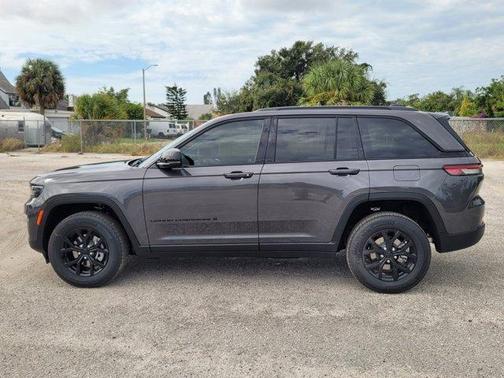 2025 Jeep Grand Cherokee Laredo