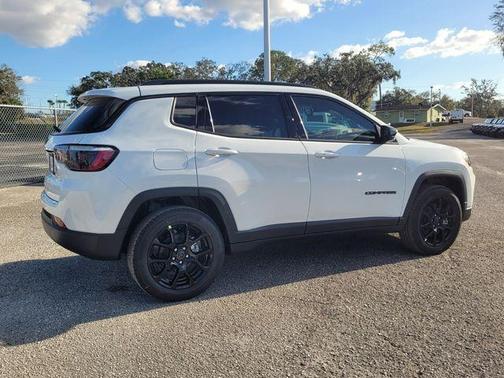 Bright White Clearcoat 2026 Jeep Compass Latitude